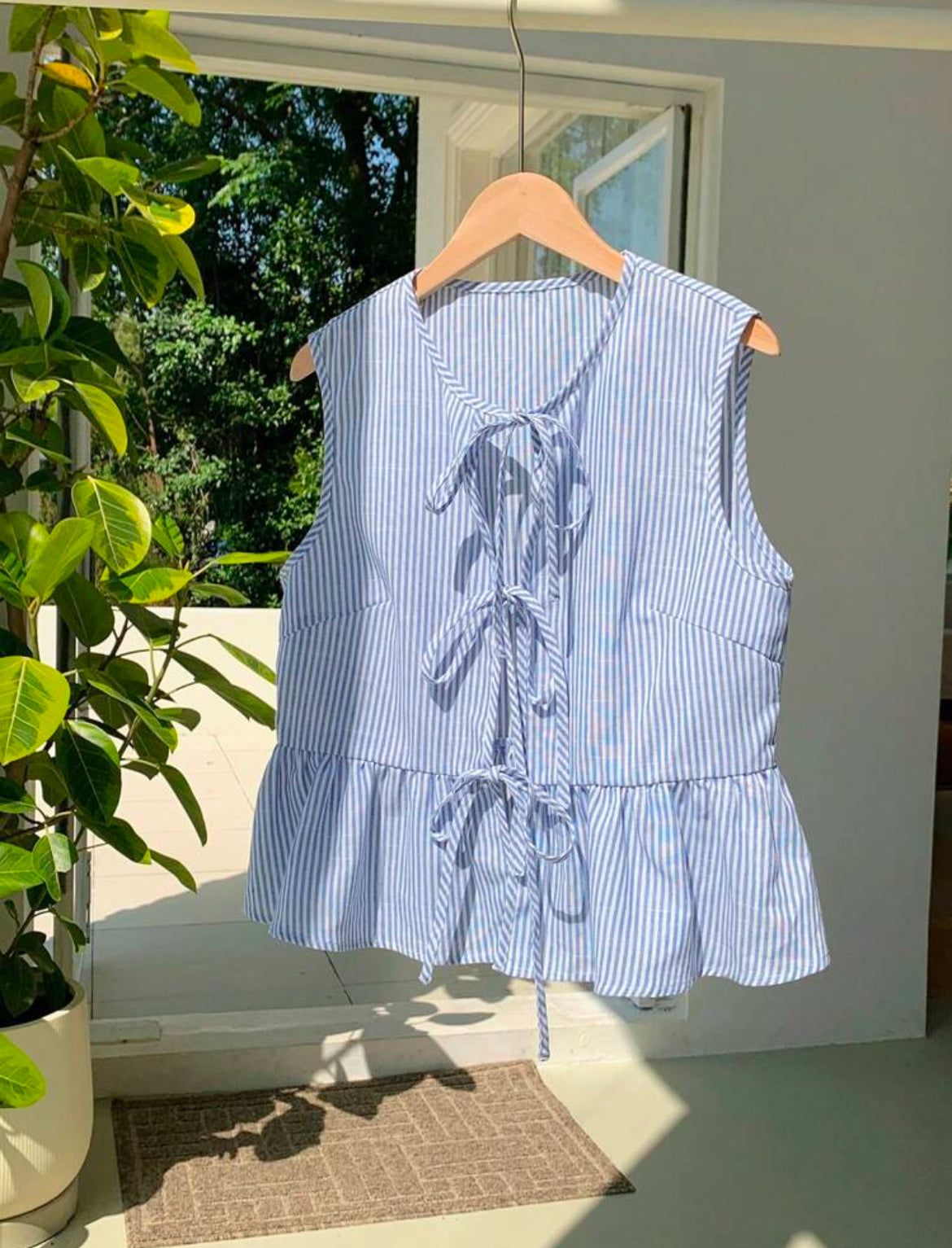 Blusa de rayas y estampado sin mangas